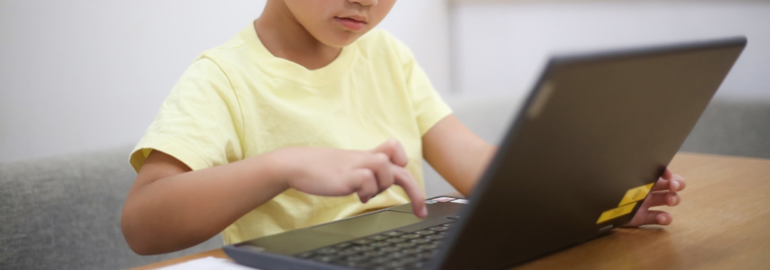 プログラミングを学ぶ子供